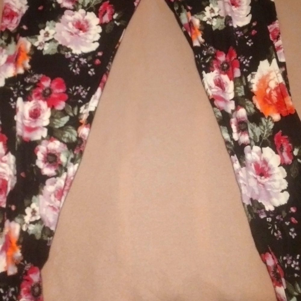 Comfy cute floral leggings , black with florals!!